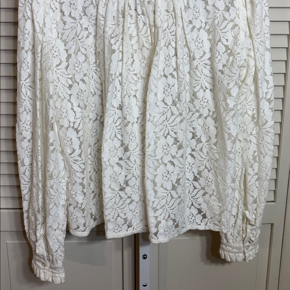 V.DE.Vinster Cream Lace Ruffle Button-Front Blouse Medium - Picture 6 of 8